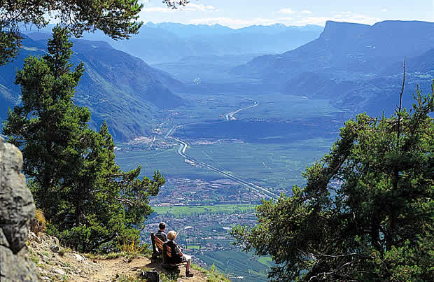 Felsenweg oberhalb von Dorf Tirol mit Blick auf Meran und das Etschtal