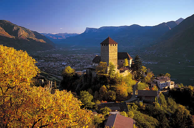 Schloss Tirol mit Blick auf das Etschtal